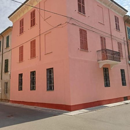 Fiore Apartments Фьоренцуола-д'Арда Экстерьер фото